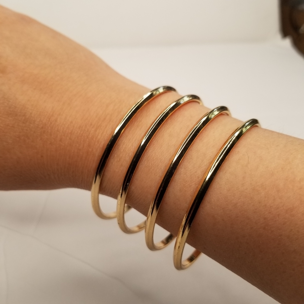GOLD TONE OPEN BANGLE CLASP BRACELET